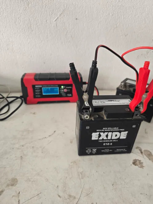 Cargador junto a batería EXIDE