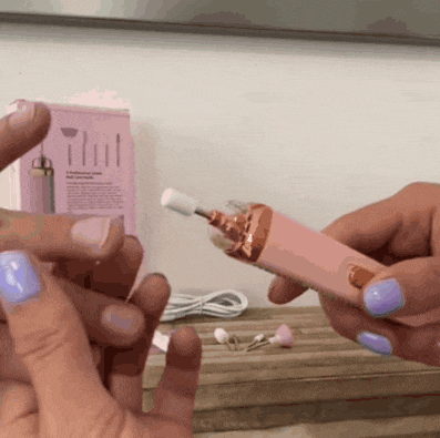 Dremel de uñas inalámbrico en uso