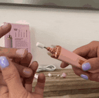 Dremel de uñas inalámbrico en uso